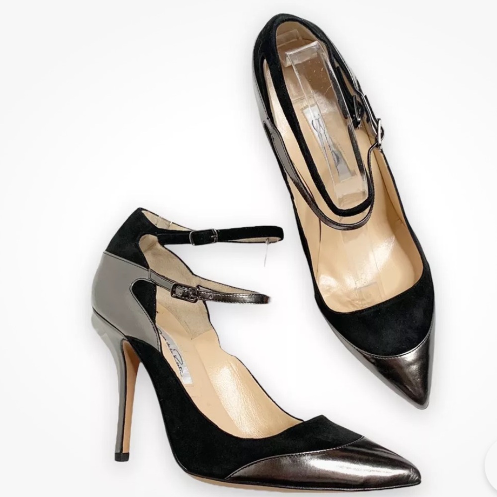 Classic stiletto heel Pointed shoe. Double pin buckles Beige leather lining.